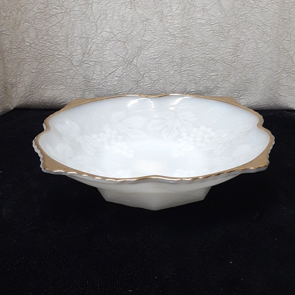 Vintage Anchor Hocking Milk Glass Pedestal Bowl Embossed Grapes, Gold Rim‎